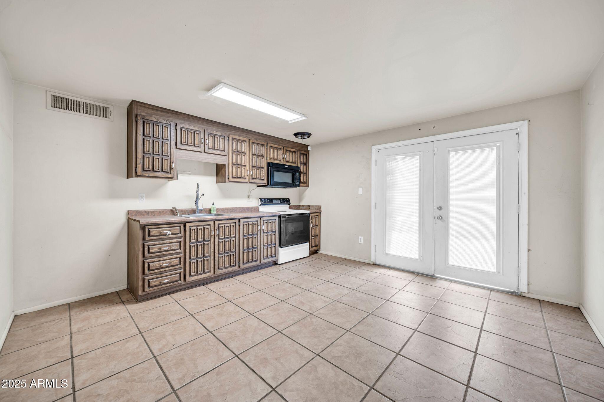 7405 West Monte Vista Road Phoenix, AZ 85035 - Photo 11 of 28 7405 W Monte Vista Rd-13