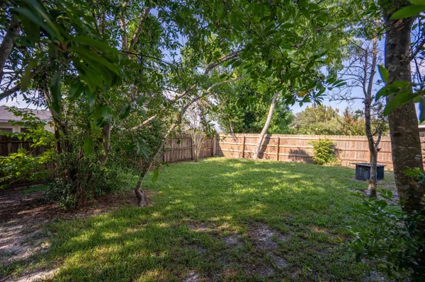 a view of yard with green space
