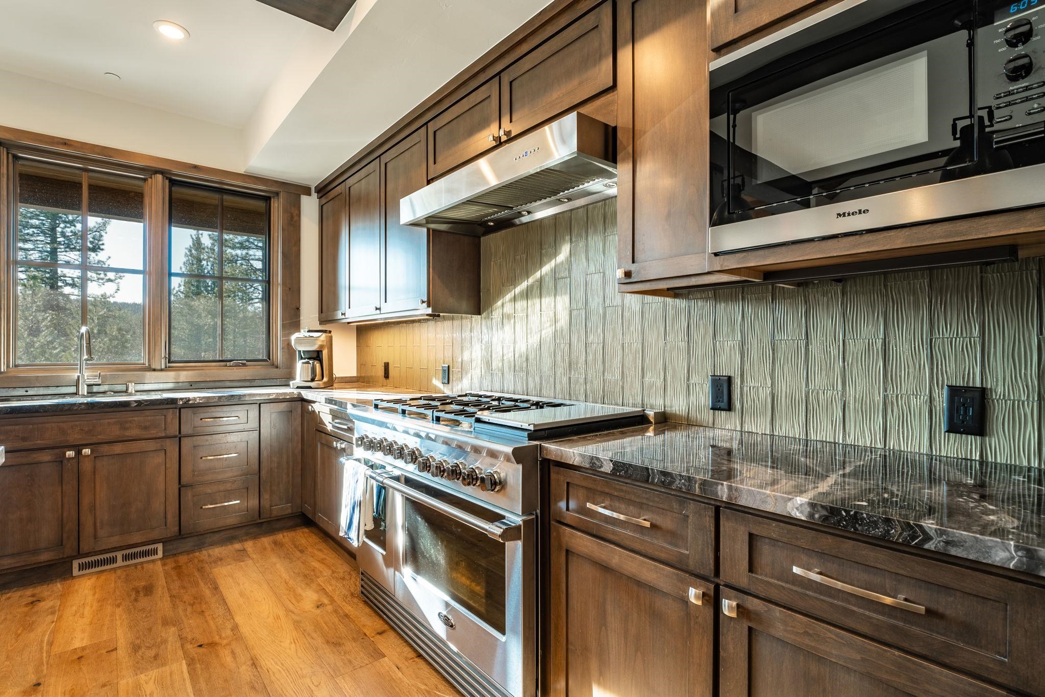 11575 Henness Road Truckee, CA 96161 - Photo 10 of 28 Gallery Image 10