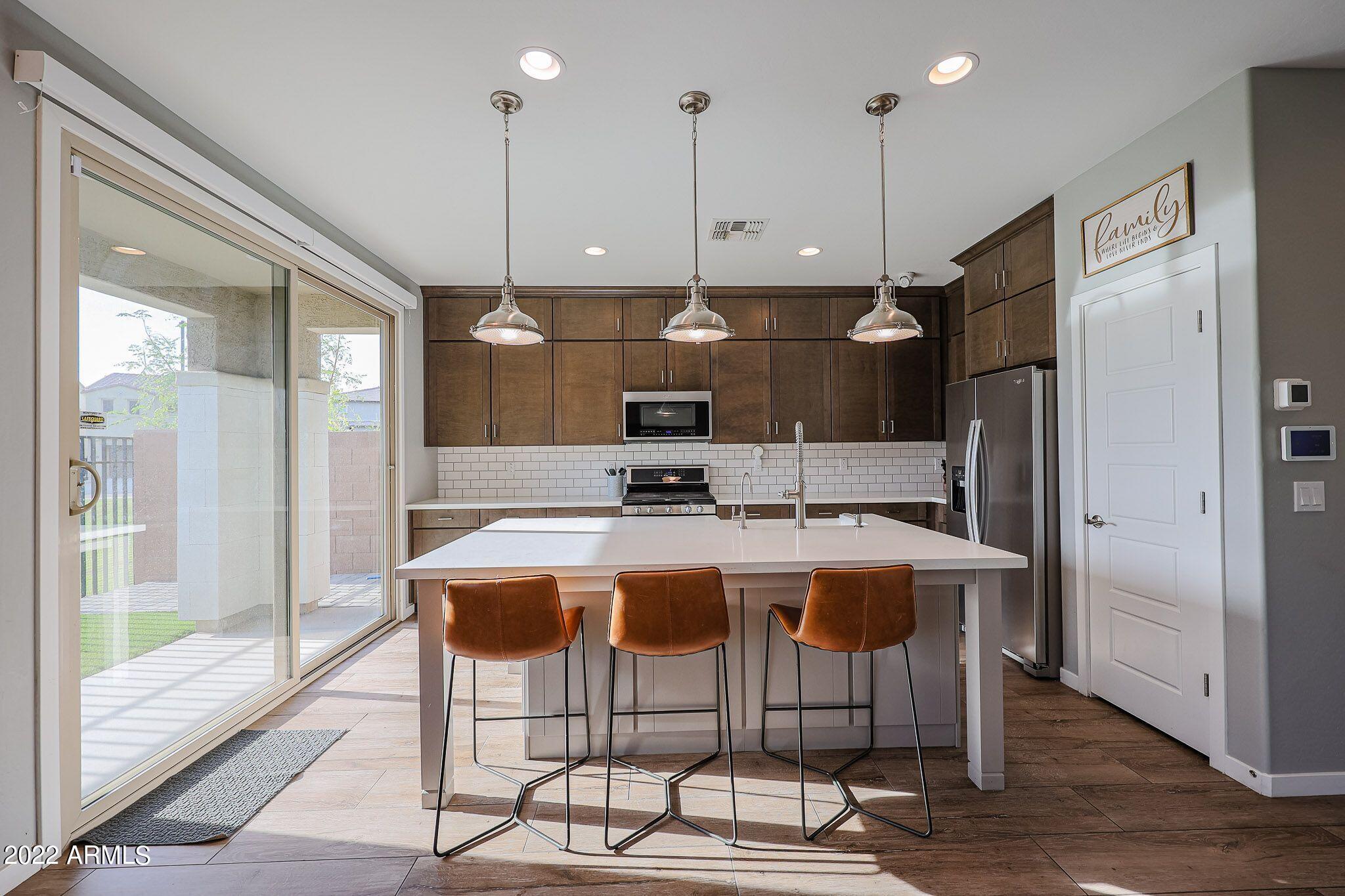 690 North Sparrow Court Gilbert, AZ 85234 - Photo 2 of 22 nydRBWaQ