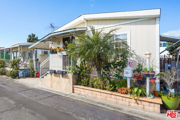 a view of a house with street