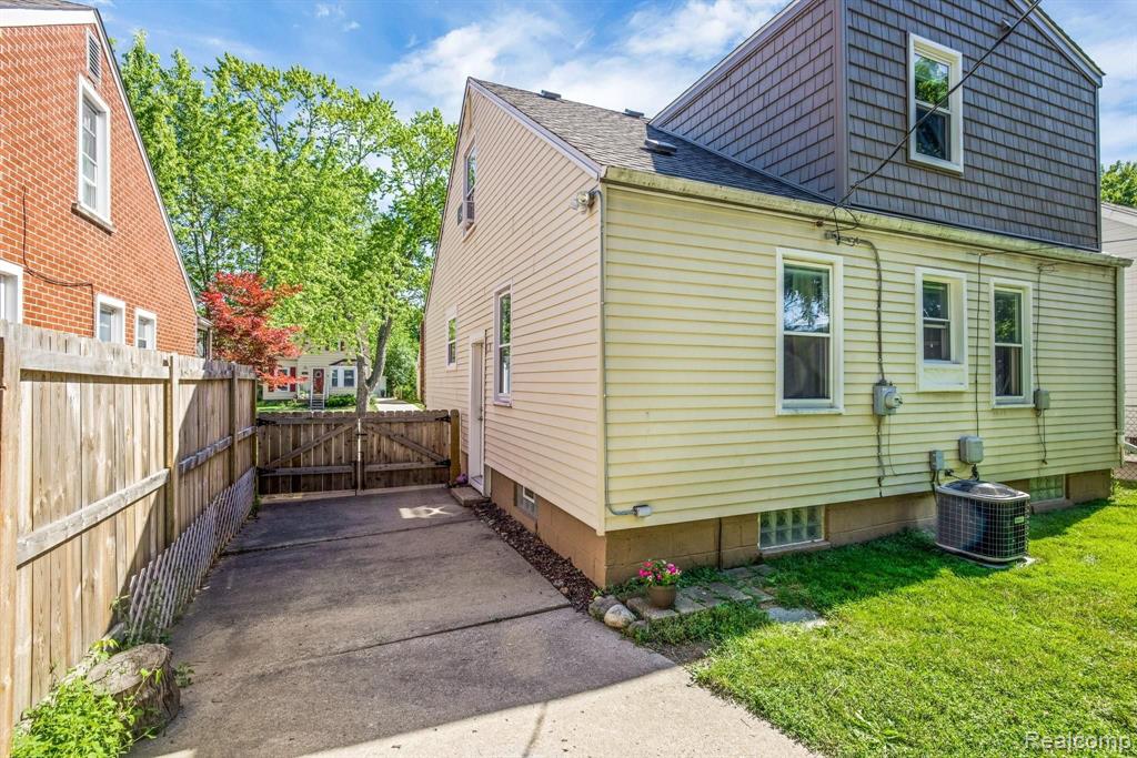 2432 Harvard Road Berkley, MI 48072 - Photo 30 of 32
