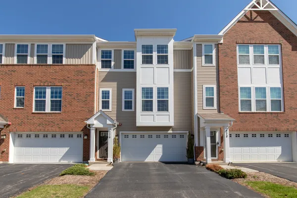 $499,000 | 776 Rockwell Lane, Des Plaines, IL 60016