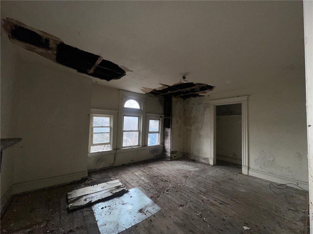 702 Whitney Avenue Pittsburgh, PA 15221 - Photo 33 of 39 an empty room with windows