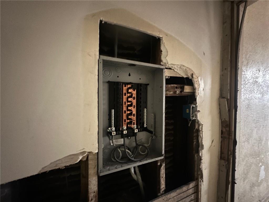 702 Whitney Avenue Pittsburgh, PA 15221 - Photo 4 of 39 a close view of dining table