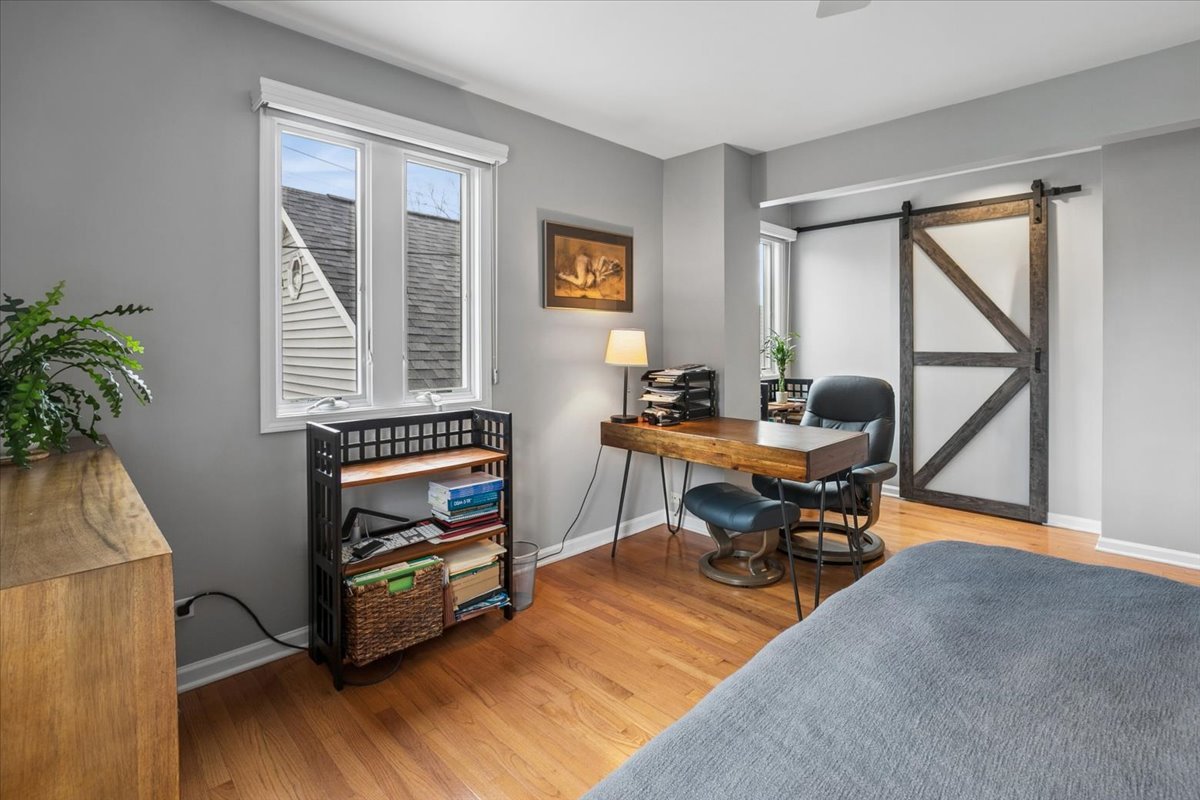 904 West Woodland Road Lake Bluff, IL 60044 - Photo 13 of 28 a workspace with furniture and a window