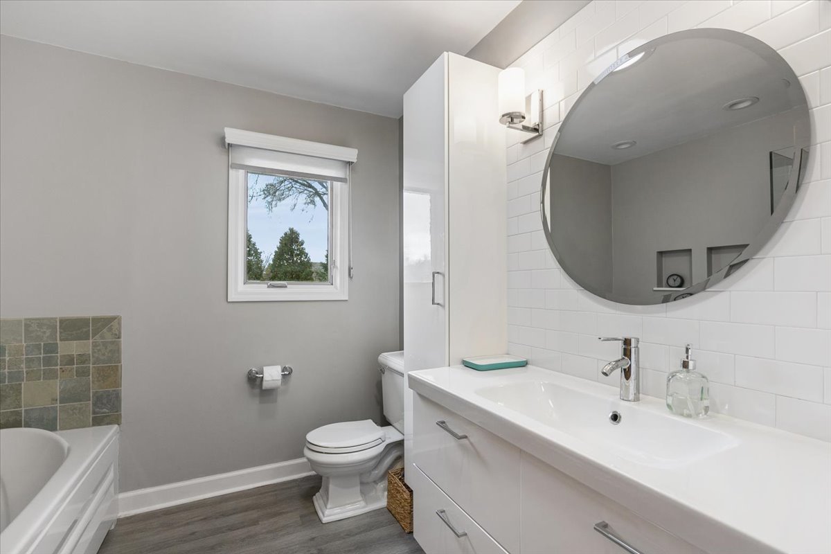 904 West Woodland Road Lake Bluff, IL 60044 - Photo 15 of 28 a bathroom with a toilet a sink and mirror