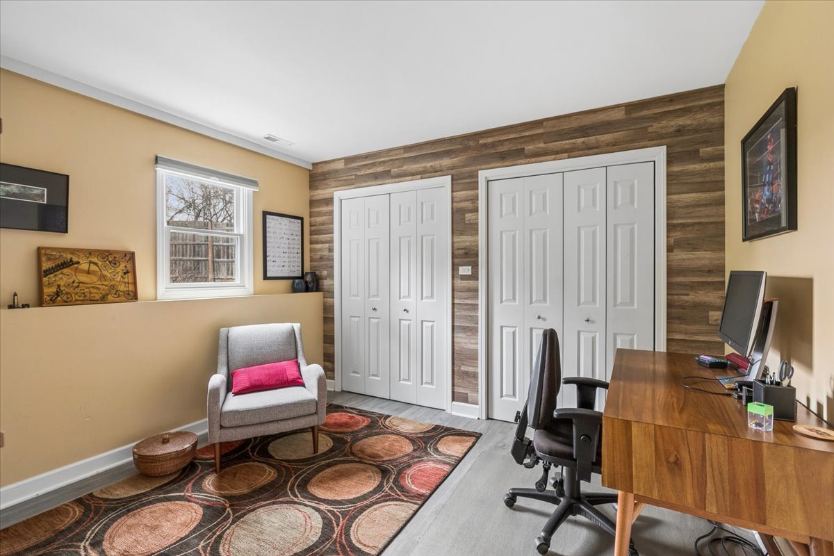 904 West Woodland Road Lake Bluff, IL 60044 - Photo 18 of 28 a room with furniture and a window