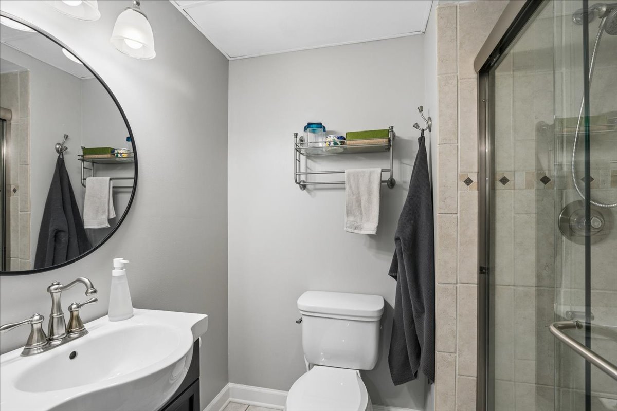 904 West Woodland Road Lake Bluff, IL 60044 - Photo 19 of 28 a bathroom with a toilet sink and mirror