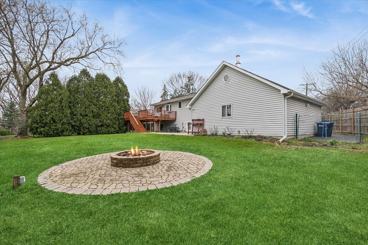 904 West Woodland Road Lake Bluff, IL 60044 - Photo 21 of 28 a view of a house with a yard