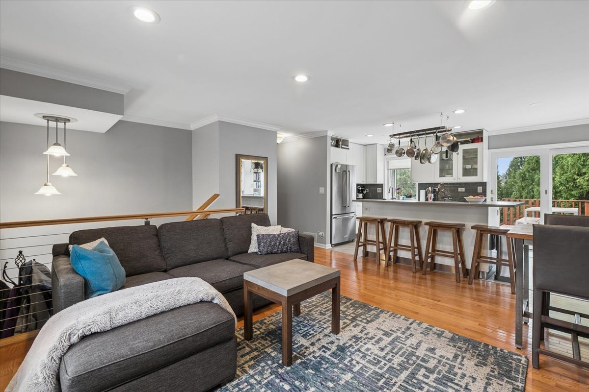 904 West Woodland Road Lake Bluff, IL 60044 - Photo 8 of 28 a living room with furniture and a dining table