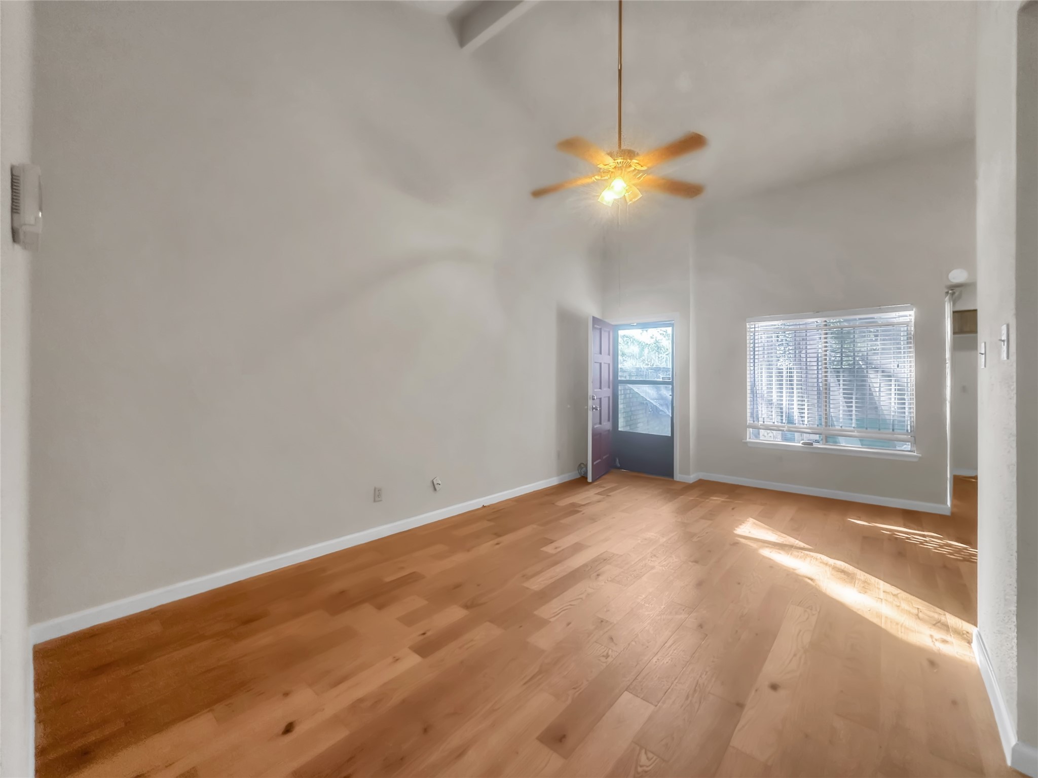 7059 Greenway Chase Street Houston, TX 77072 - Photo 2 of 19 Living room