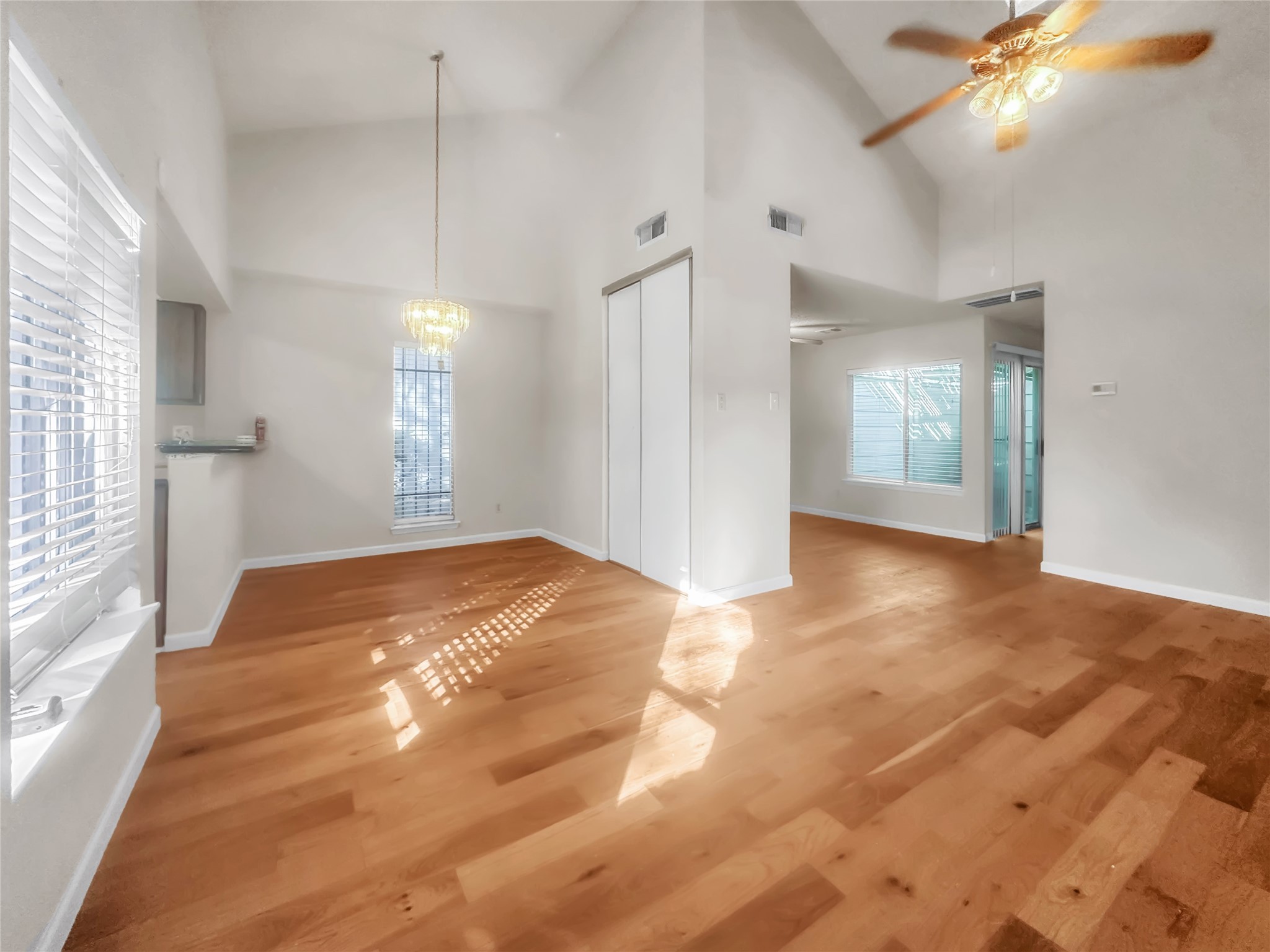 7059 Greenway Chase Street Houston, TX 77072 - Photo 4 of 19 Living room