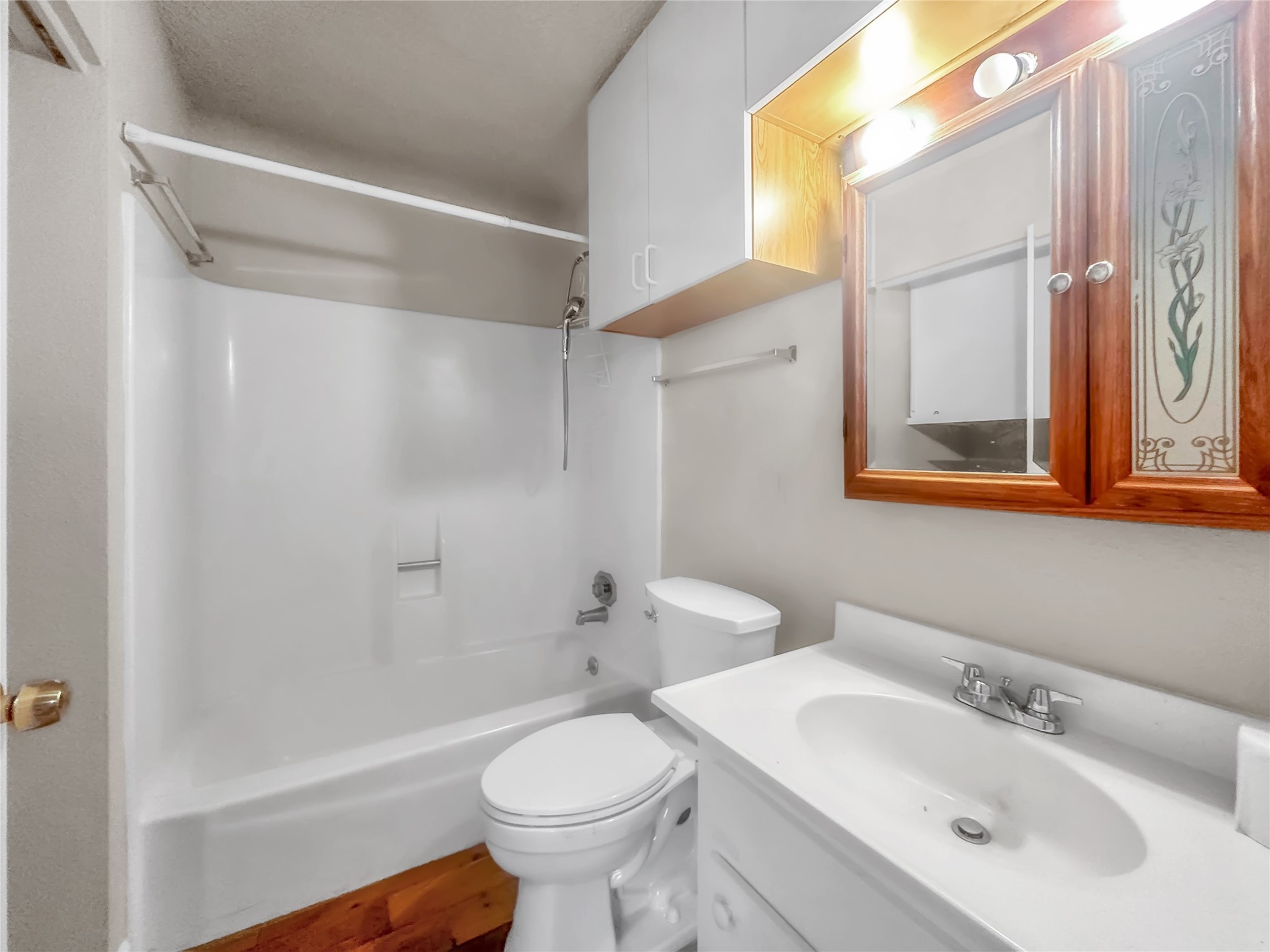 7059 Greenway Chase Street Houston, TX 77072 - Photo 8 of 19 Bathroom