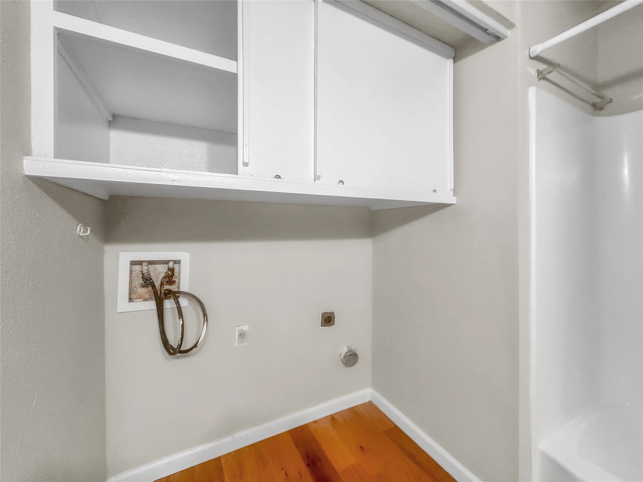 7059 Greenway Chase Street Houston, TX 77072 - Photo 9 of 19 Washer and dryer hookup