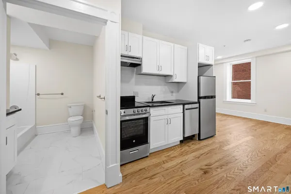 $1,400 | 1355 Main Street, Unit 405, Hartford, CT 06103