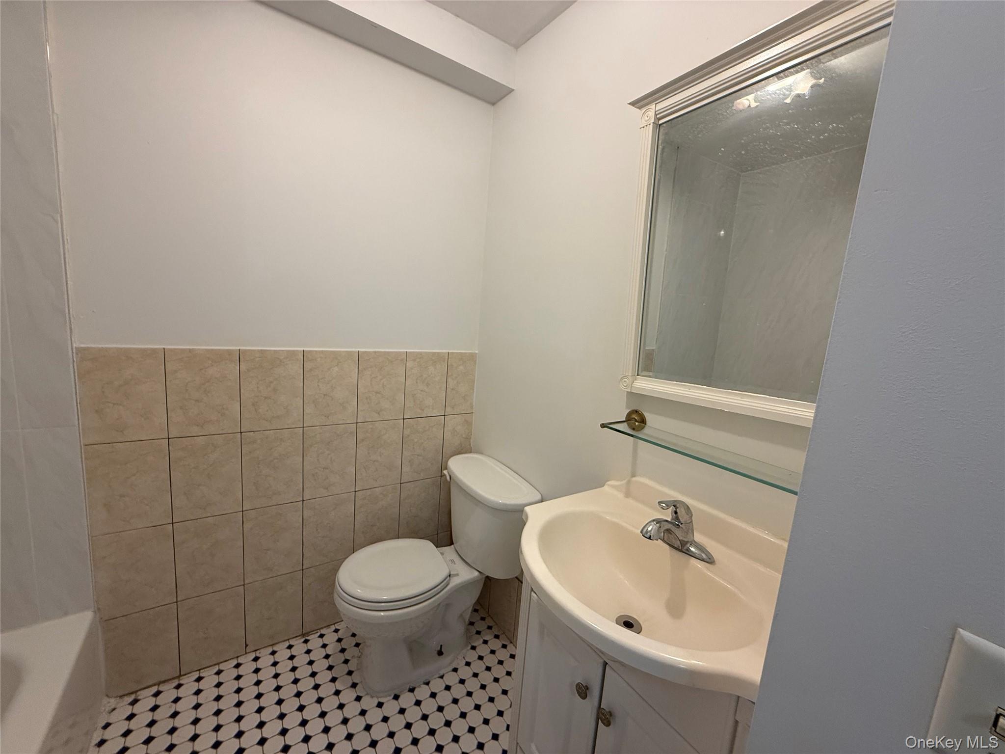 26 Cooper Road, Unit 811 Poughkeepsie, NY 12603 - Photo 13 of 25 Updated main bath