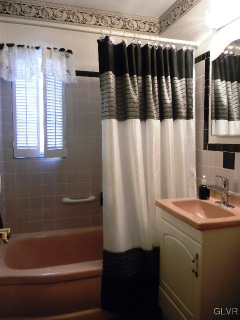 2919 Westminster Road Bethlehem, PA 18017 - Photo 8 of 12 Full Bathroom