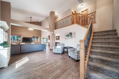 a view of entryway and kitchen