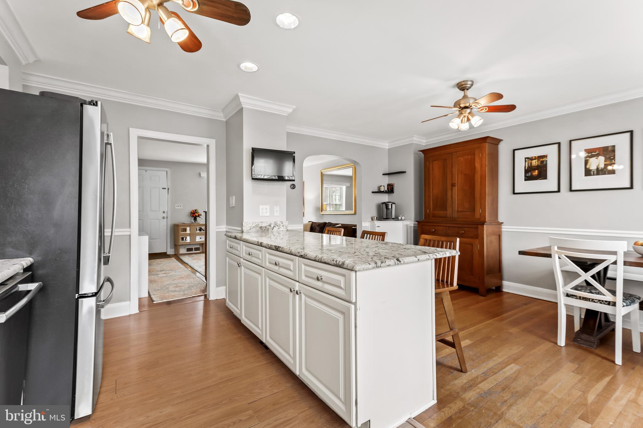 332 Overbrook Road Baltimore, MD 21212 - Photo 3 of 42 Large island with breakfast bar