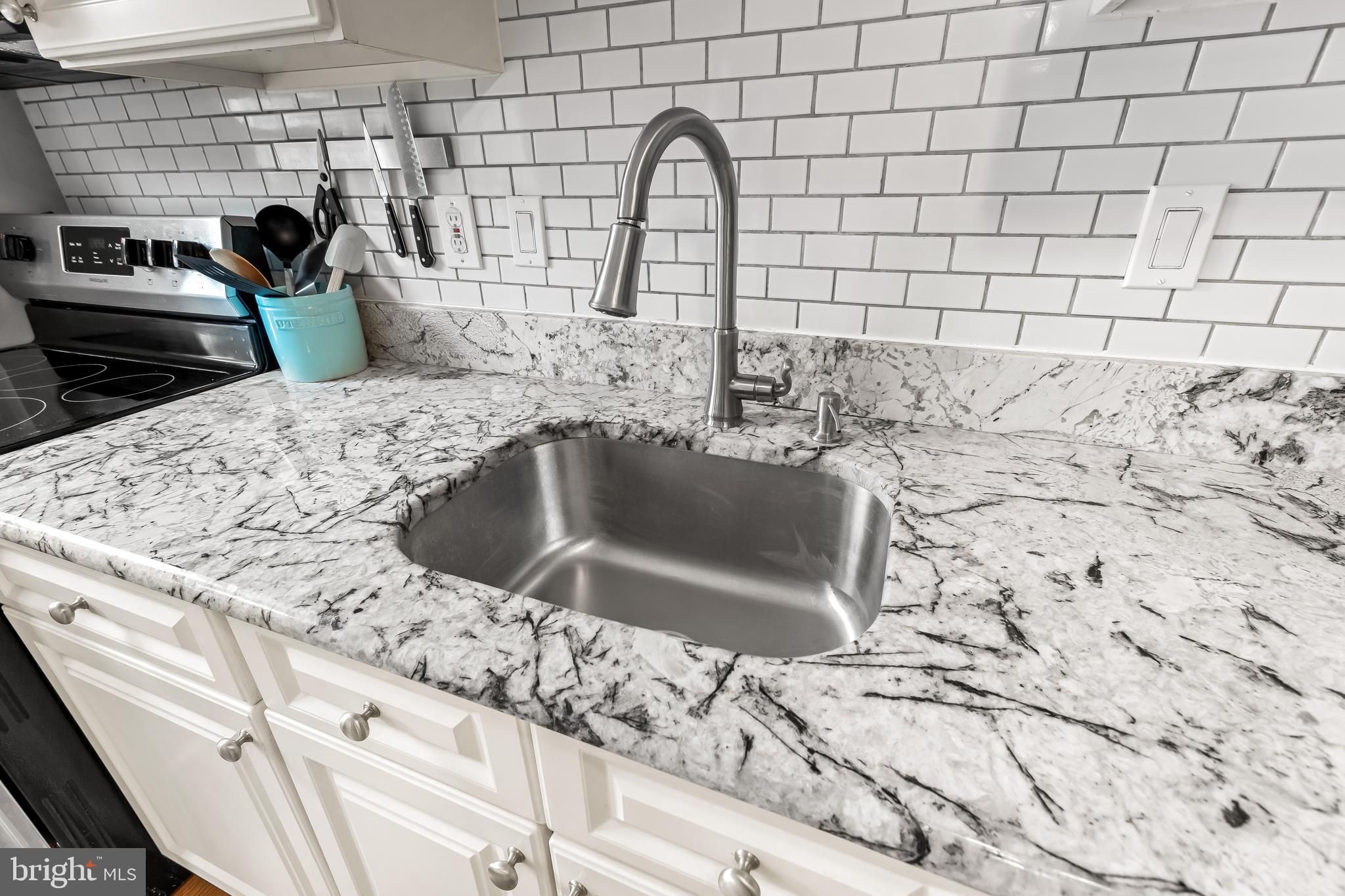 332 Overbrook Road Baltimore, MD 21212 - Photo 4 of 42 Recent counters and back splash