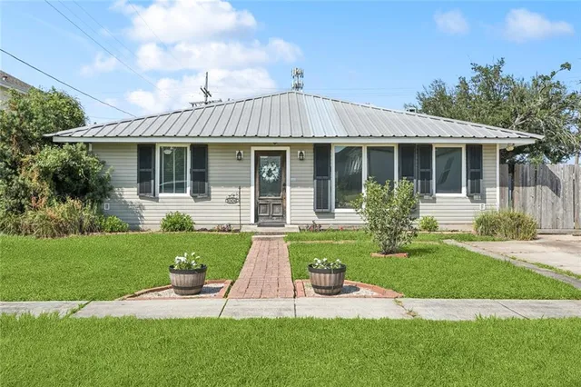$289,000 | 100 West Claiborne Square, Chalmette, LA 70043