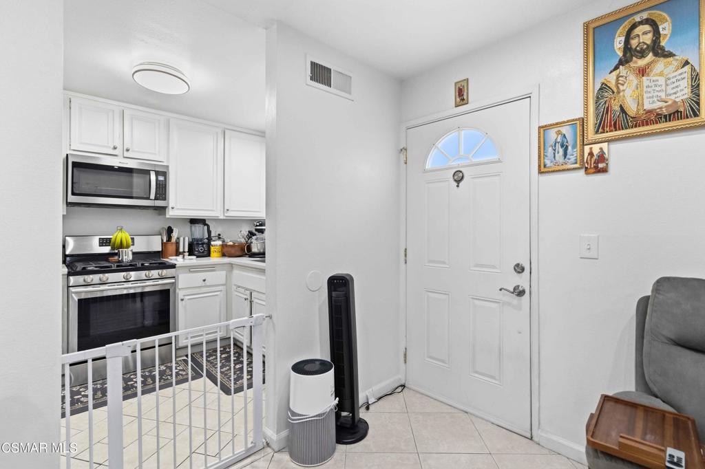 3444 Lockwood Court, Unit 18 Simi Valley, CA 93063 - Photo 6 of 32