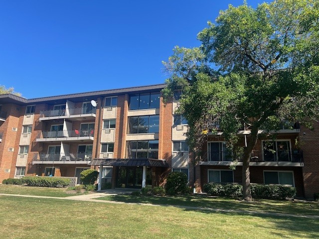 2230 South Goebbert Road, Unit 138 Arlington Heights, IL 60005 - Photo 3 of 11 Gallery Image 3