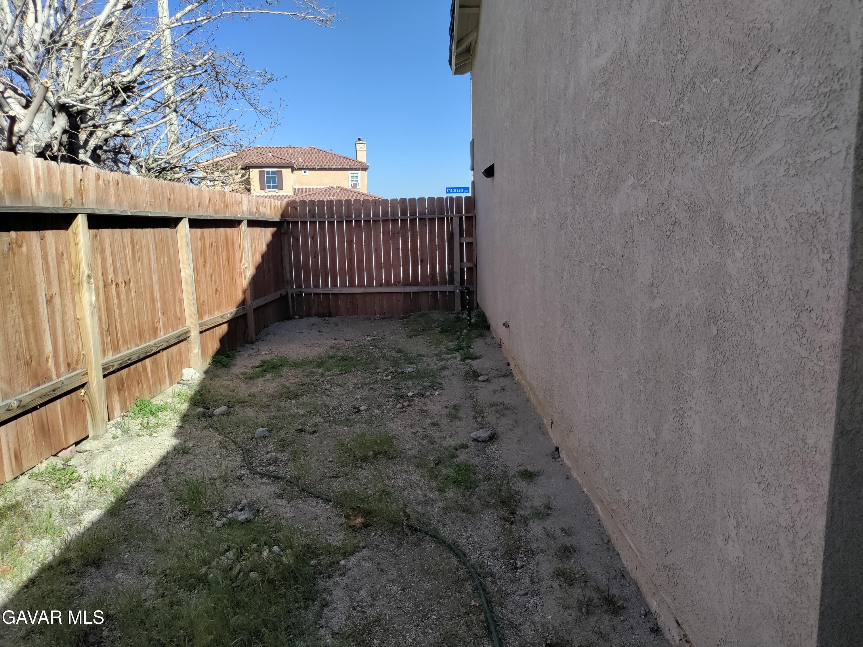 37759 67th Street East Palmdale, CA 93552 - Photo 24 of 27 a view of a yard with wooden fence