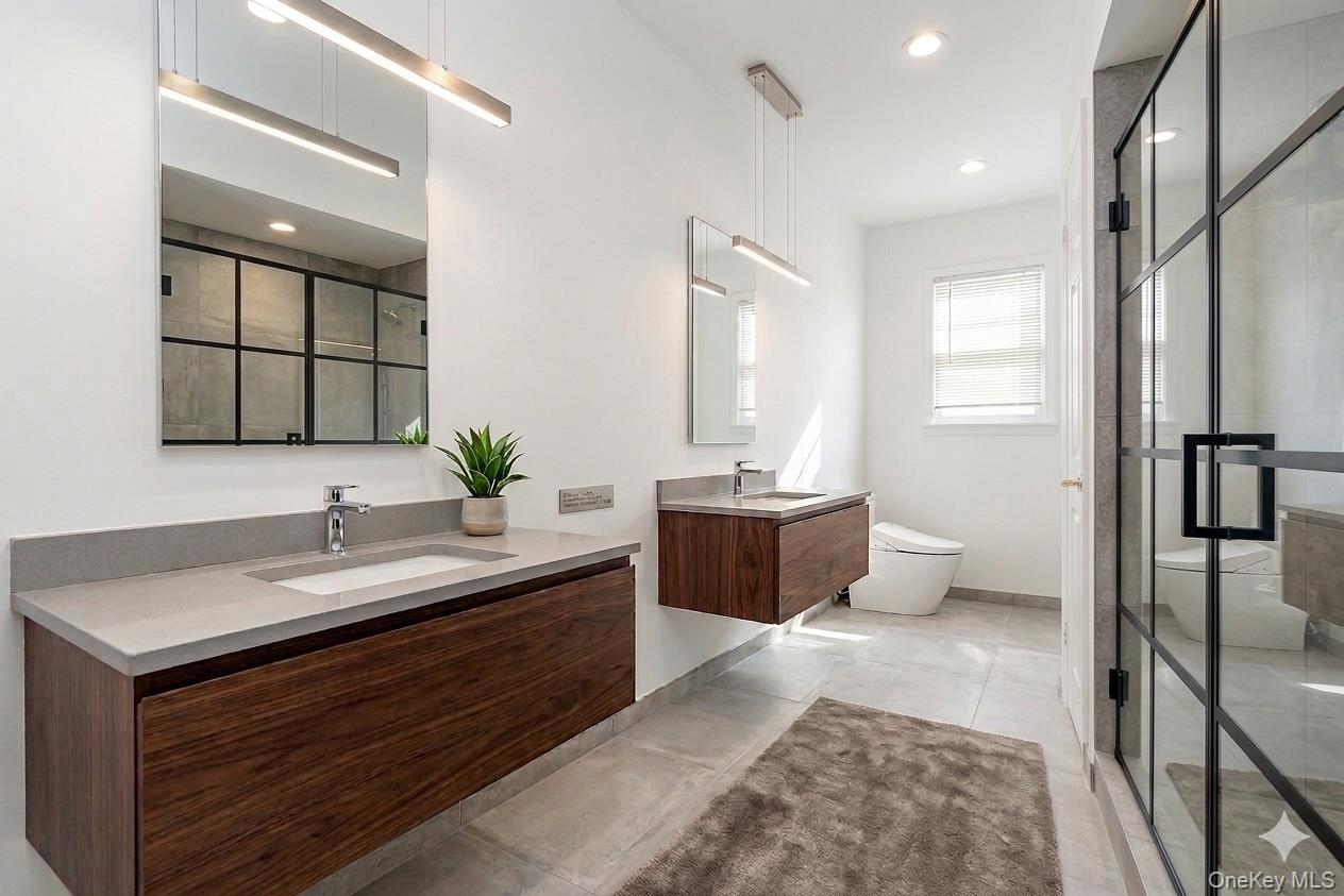 20 Old Farm Road Scarsdale, NY 10583 - Photo 22 of 27 a spacious bathroom with a double vanity sink a mirror and a bathtub