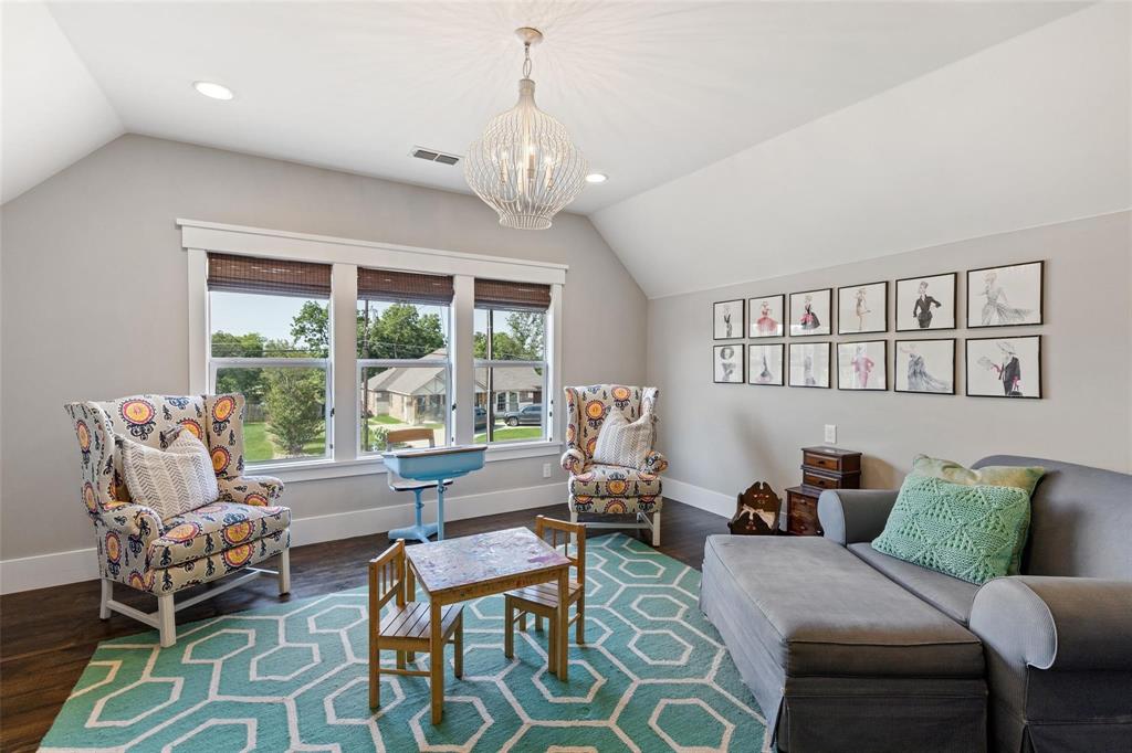 1109 East Oakdale Road Irving, TX 75060 - Photo 22 of 33 Upstairs living area