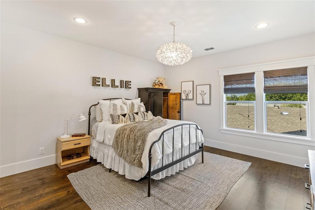 1109 East Oakdale Road Irving, TX 75060 - Photo 25 of 33 Oversized bedroom