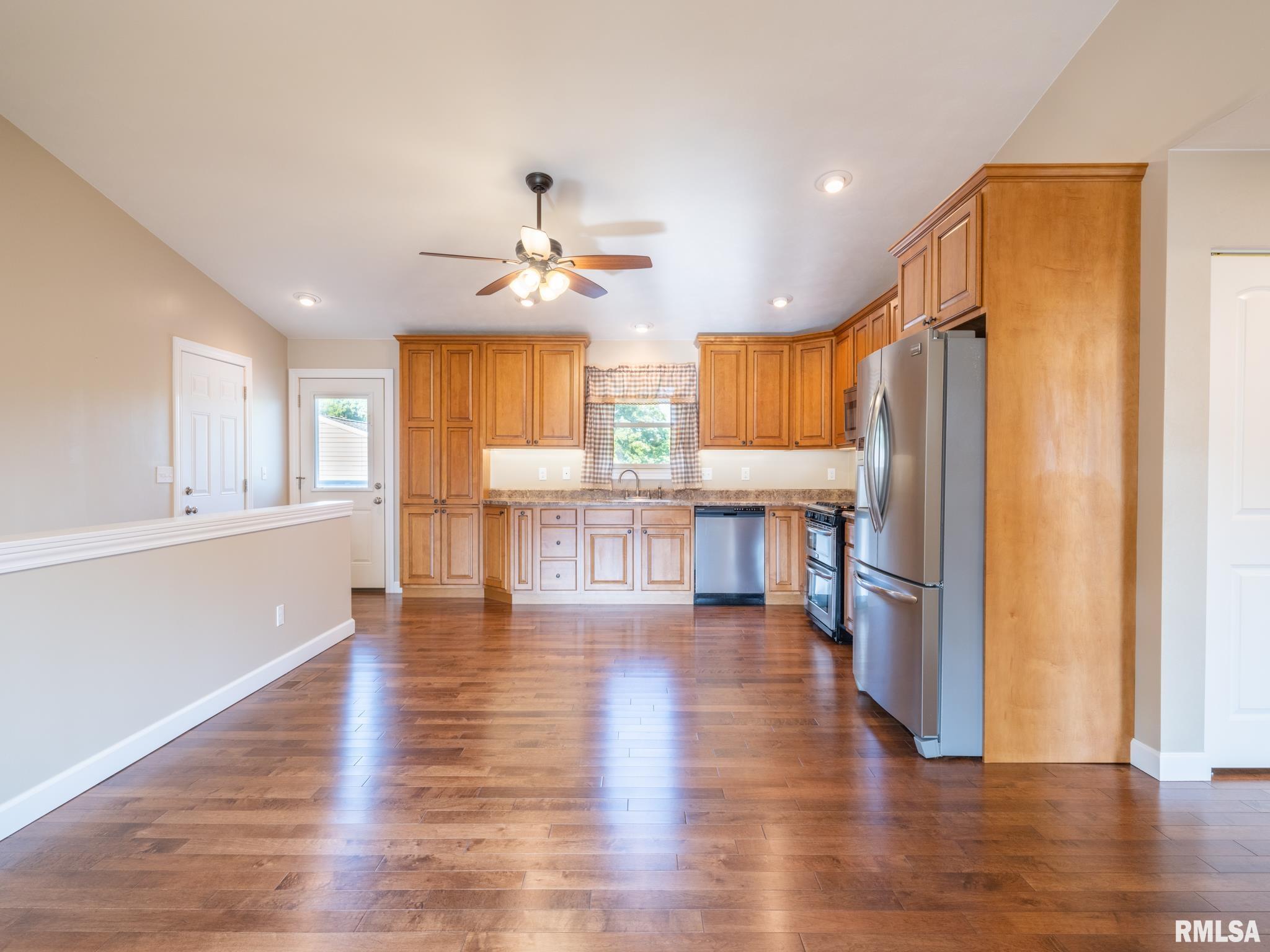 303 Locust Street Washington, IL 61571 - Photo 4 of 58 Gallery Image 4