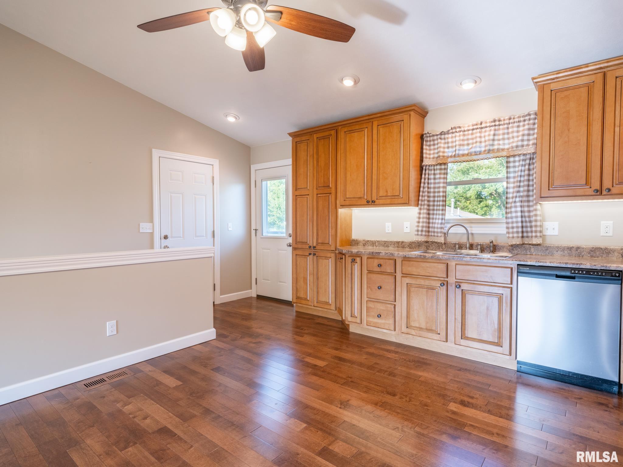 303 Locust Street Washington, IL 61571 - Photo 5 of 58 Gallery Image 5