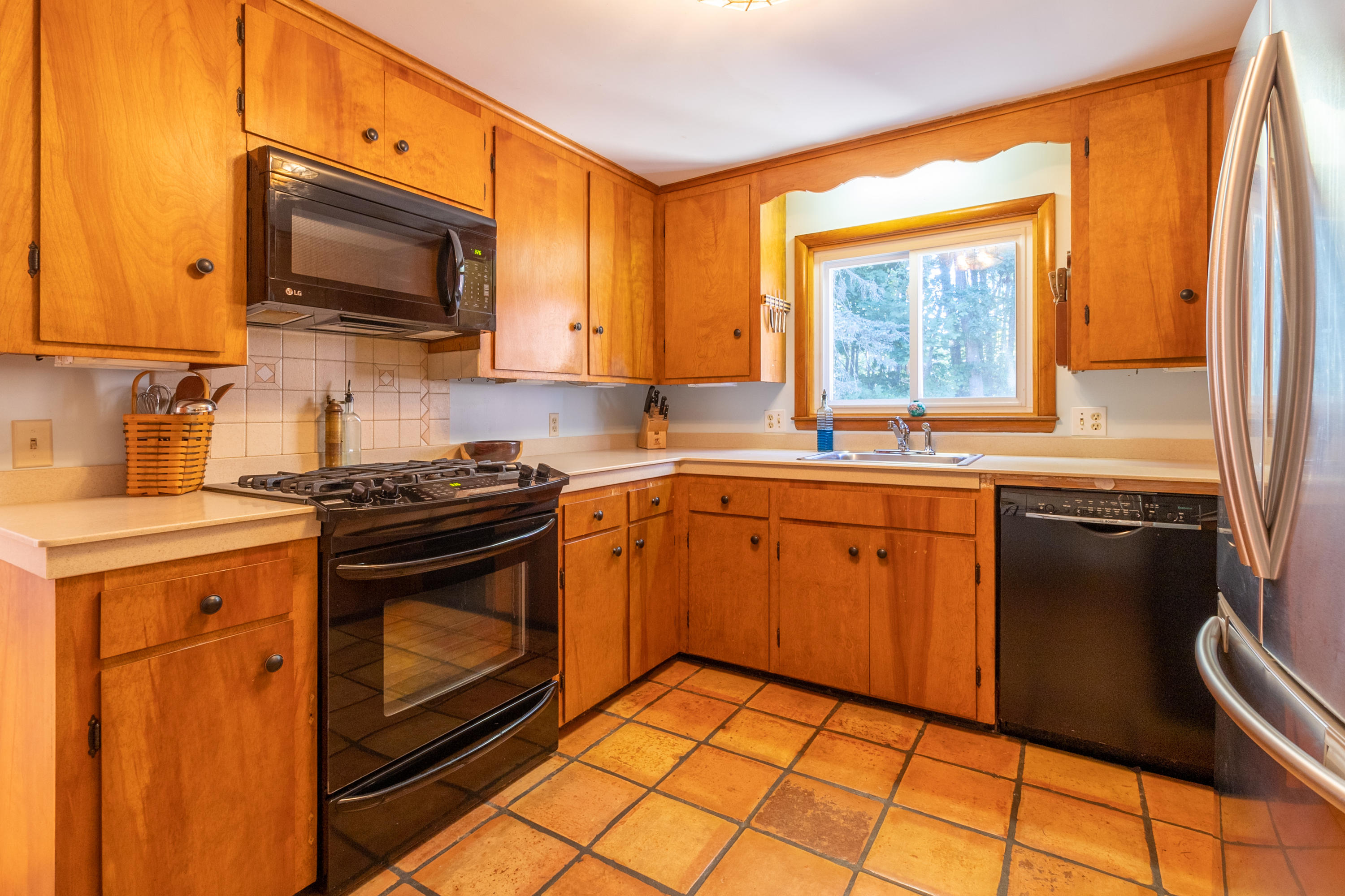 14 Pilot Point Road Cape Elizabeth, ME 04107 - Photo 21 of 27 Kitchen