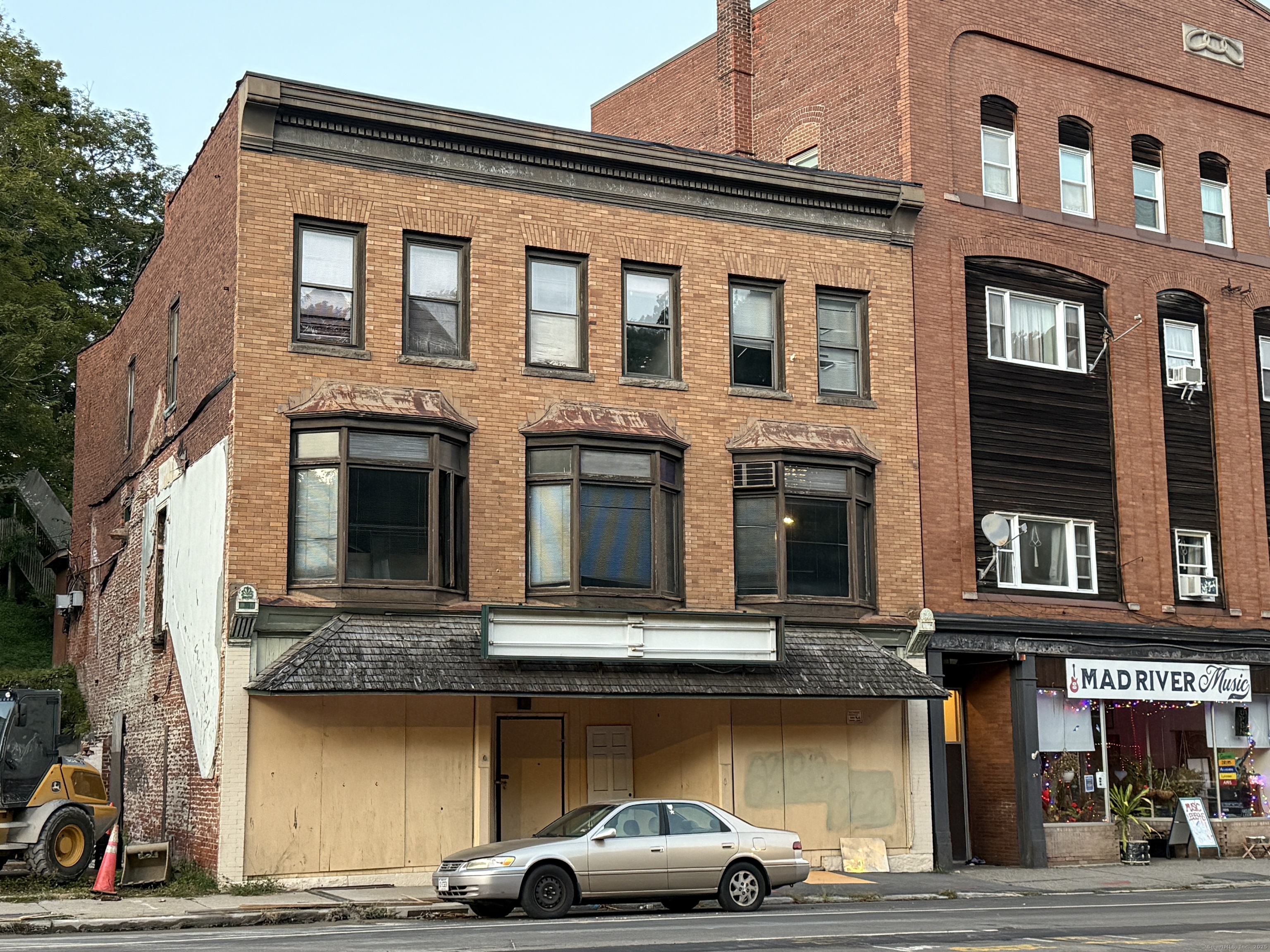 a car parked in front of a building