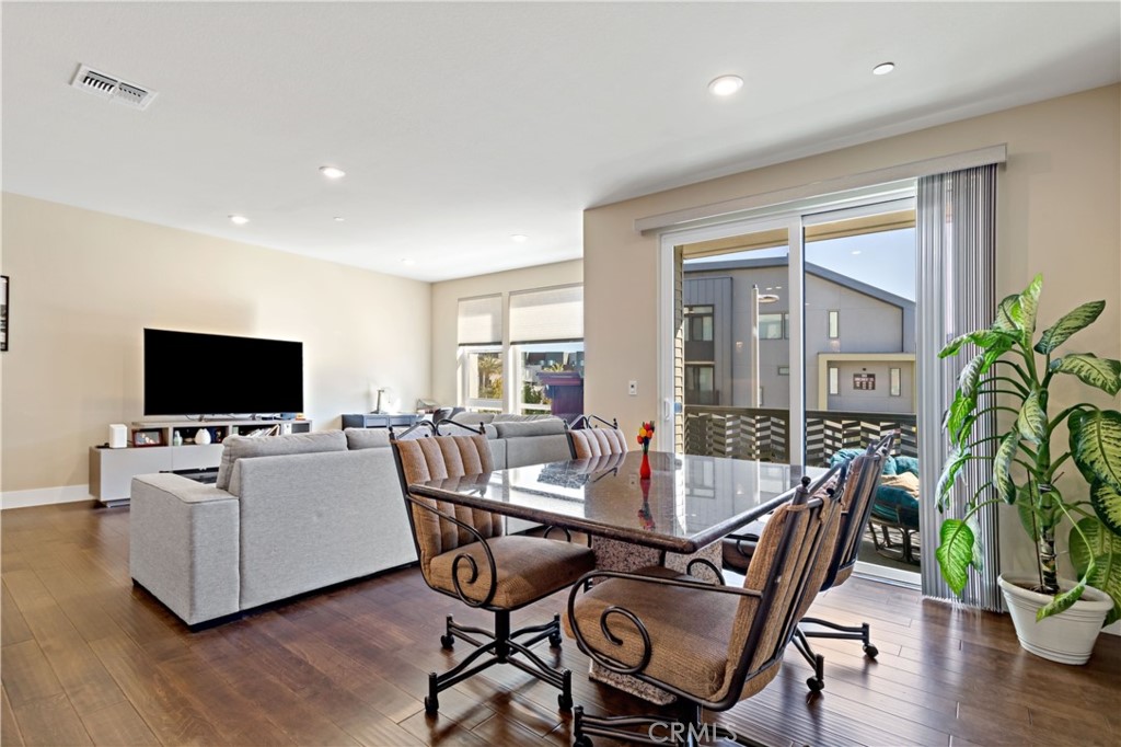 45009 Challenge Common, Unit 200 Fremont, CA 94538 - Photo 11 of 27 a view of a livingroom with furniture and a flat screen tv