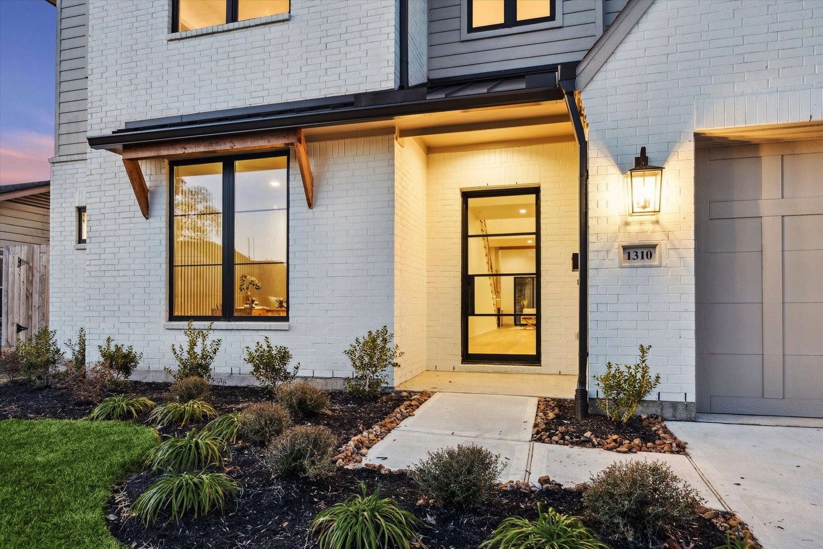 1310 Chantilly Lane Houston, TX 77018 - Photo 2 of 26 a front view of a house