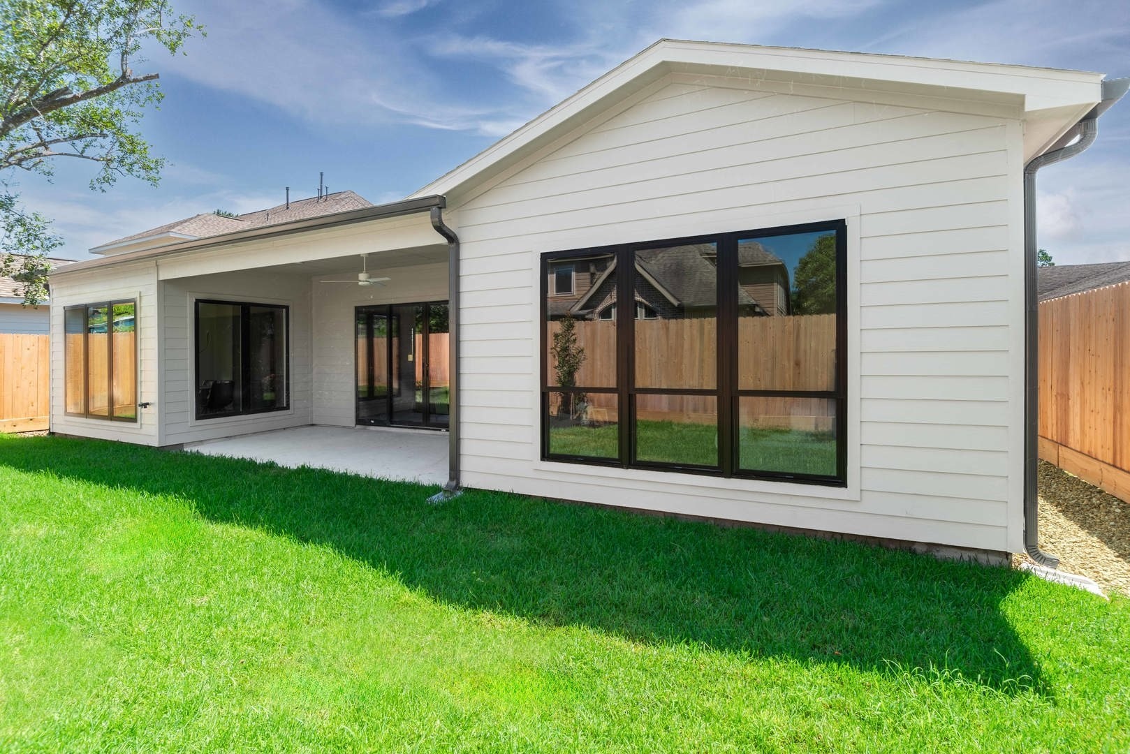 1310 Chantilly Lane Houston, TX 77018 - Photo 26 of 26 a front view of a house with a yard