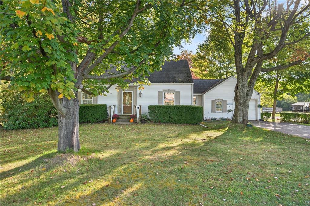 a view of a yard in front of house