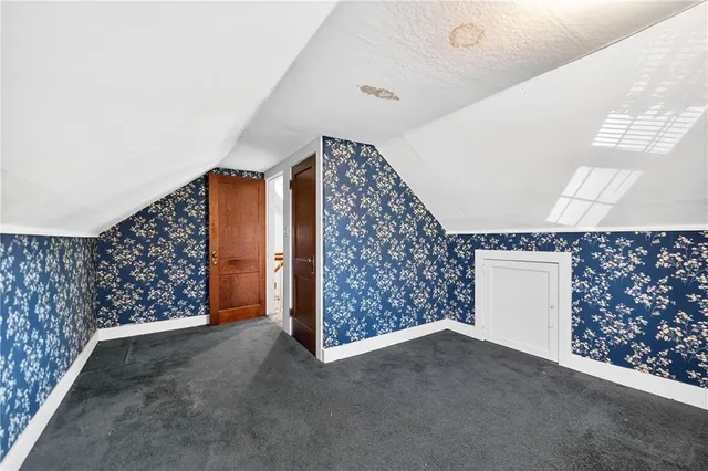 a view of entryway with an empty room