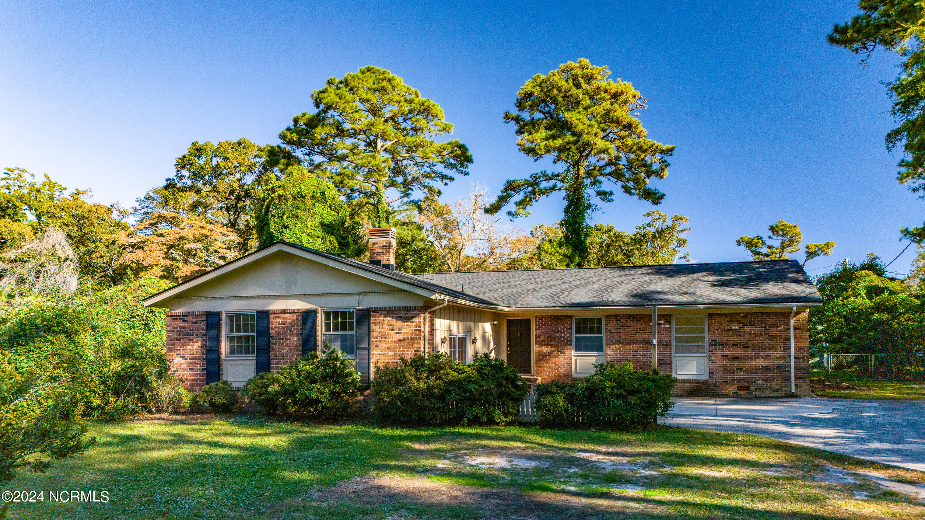 3105 Country Club Road Morehead City, NC 28557 - Photo 3 of 34 Front of Home