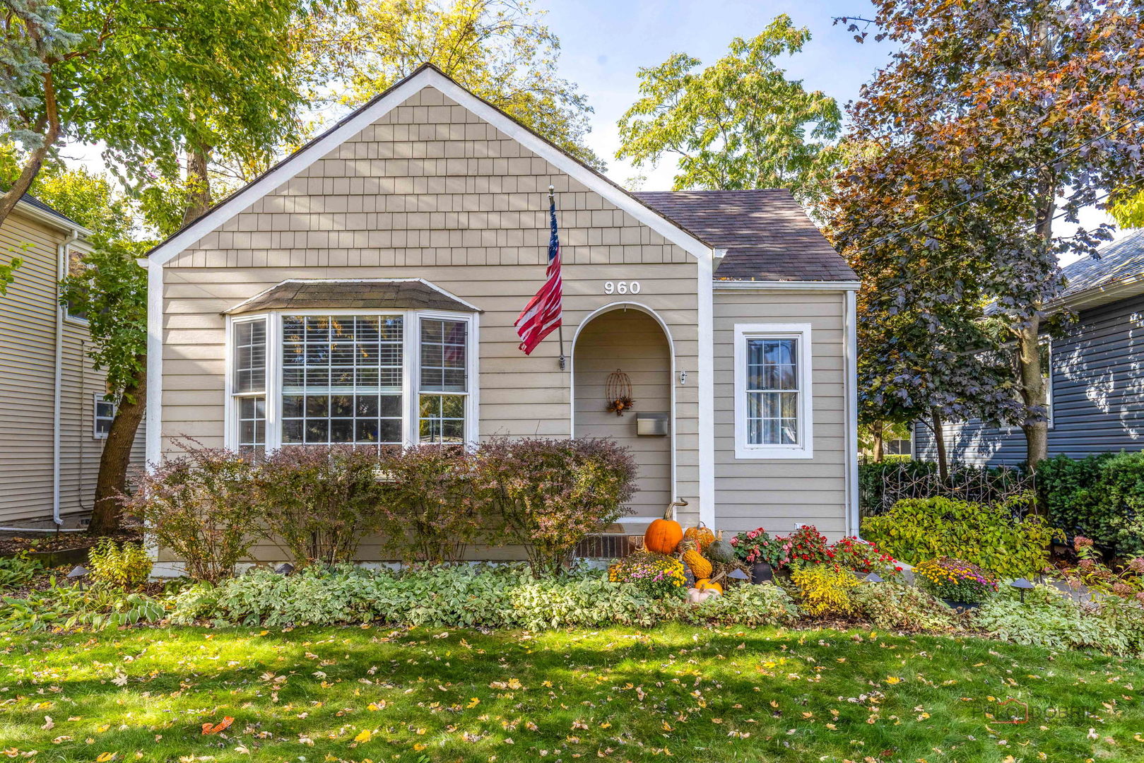 a view of a house with a yard and plants