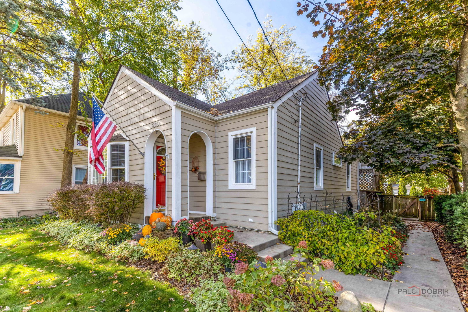 960 Chestnut Street Deerfield, IL 60015 - Photo 2 of 6 a front view of a house with garden