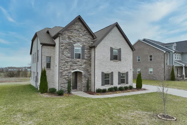 a view of a house with a yard
