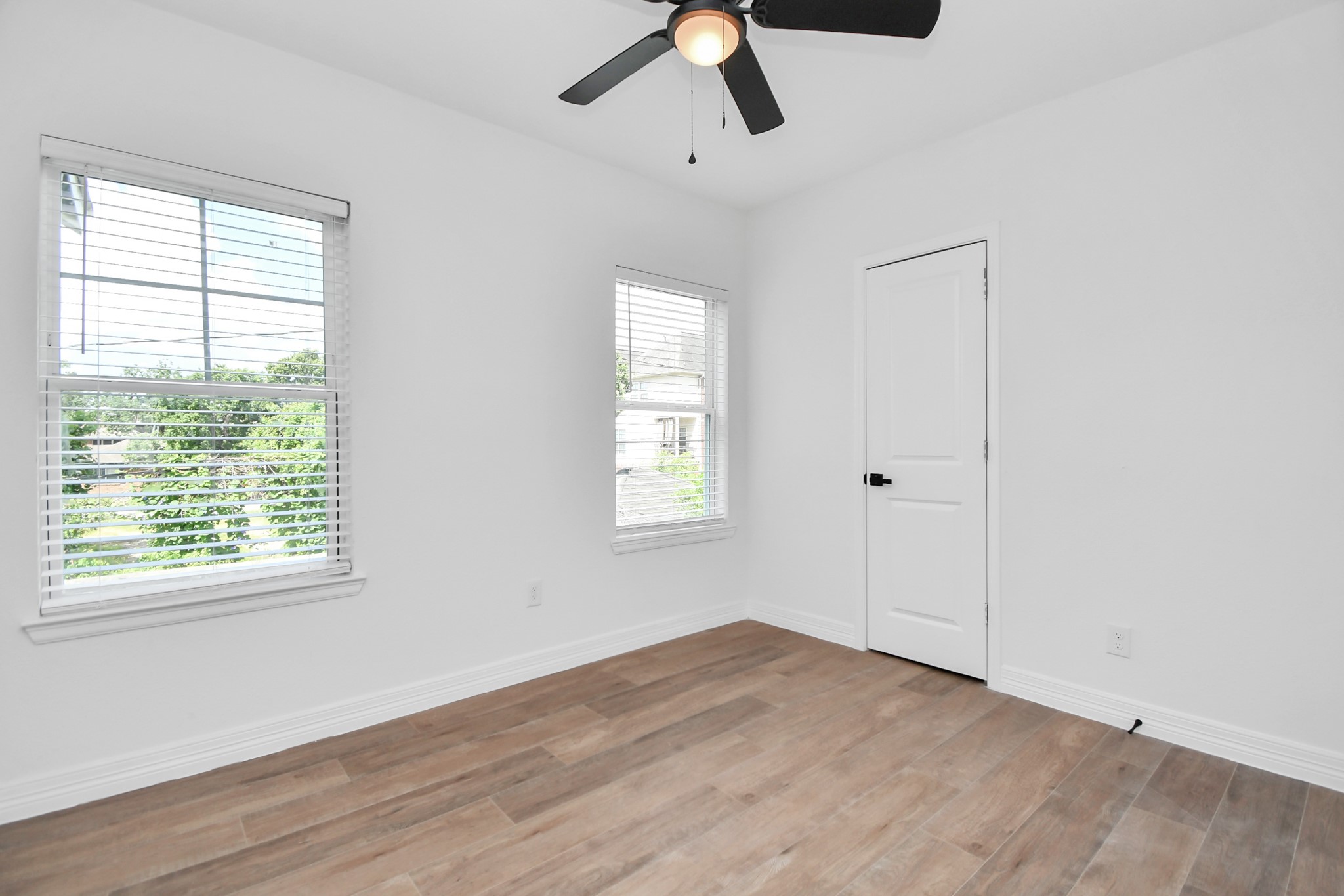 2812 Truxillo Street, Unit B Houston, TX 77004 - Photo 19 of 32 a view of empty room with wooden floor and window
