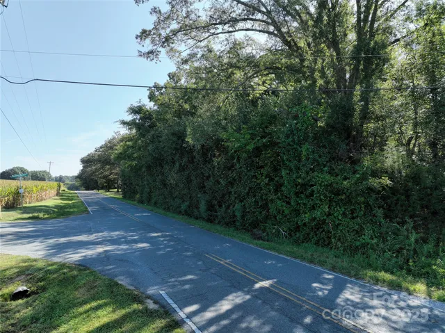 a view of yard with green space