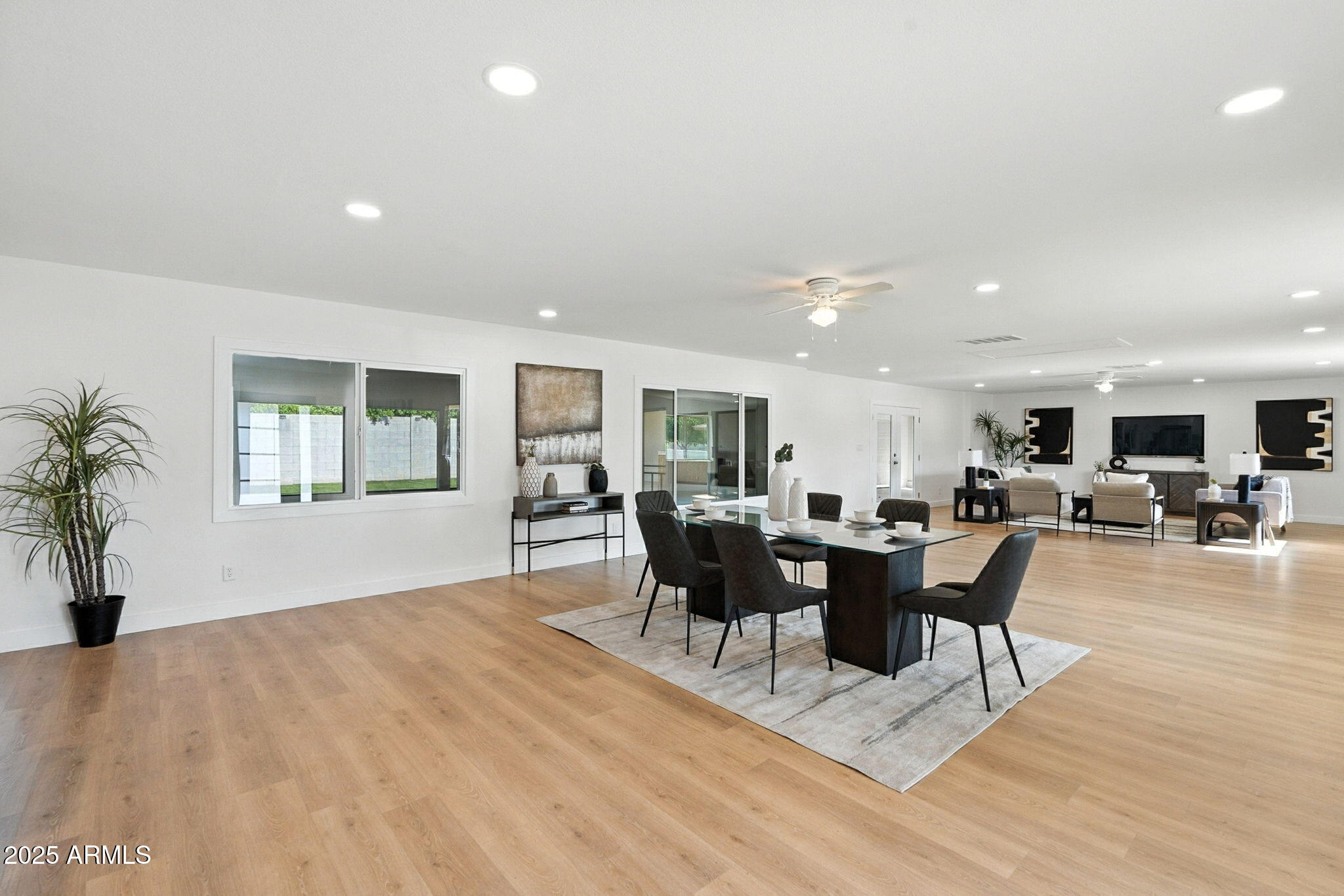 7637 North 7th Avenue Phoenix, AZ 85021 - Photo 17 of 57 a view of a dining room with furniture and a potted plant