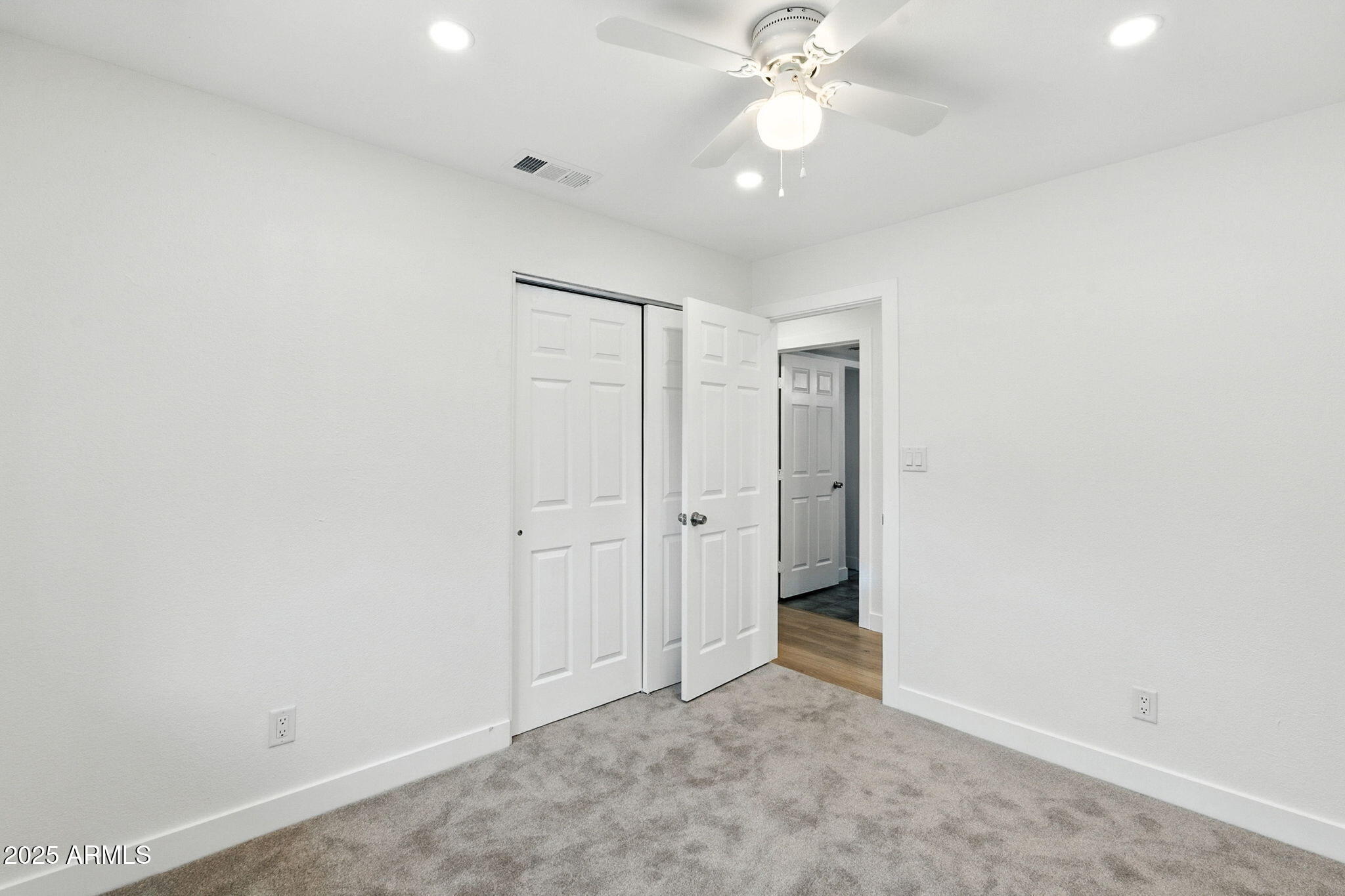 7637 North 7th Avenue Phoenix, AZ 85021 - Photo 33 of 57 an empty room with a fan & a ceiling fan