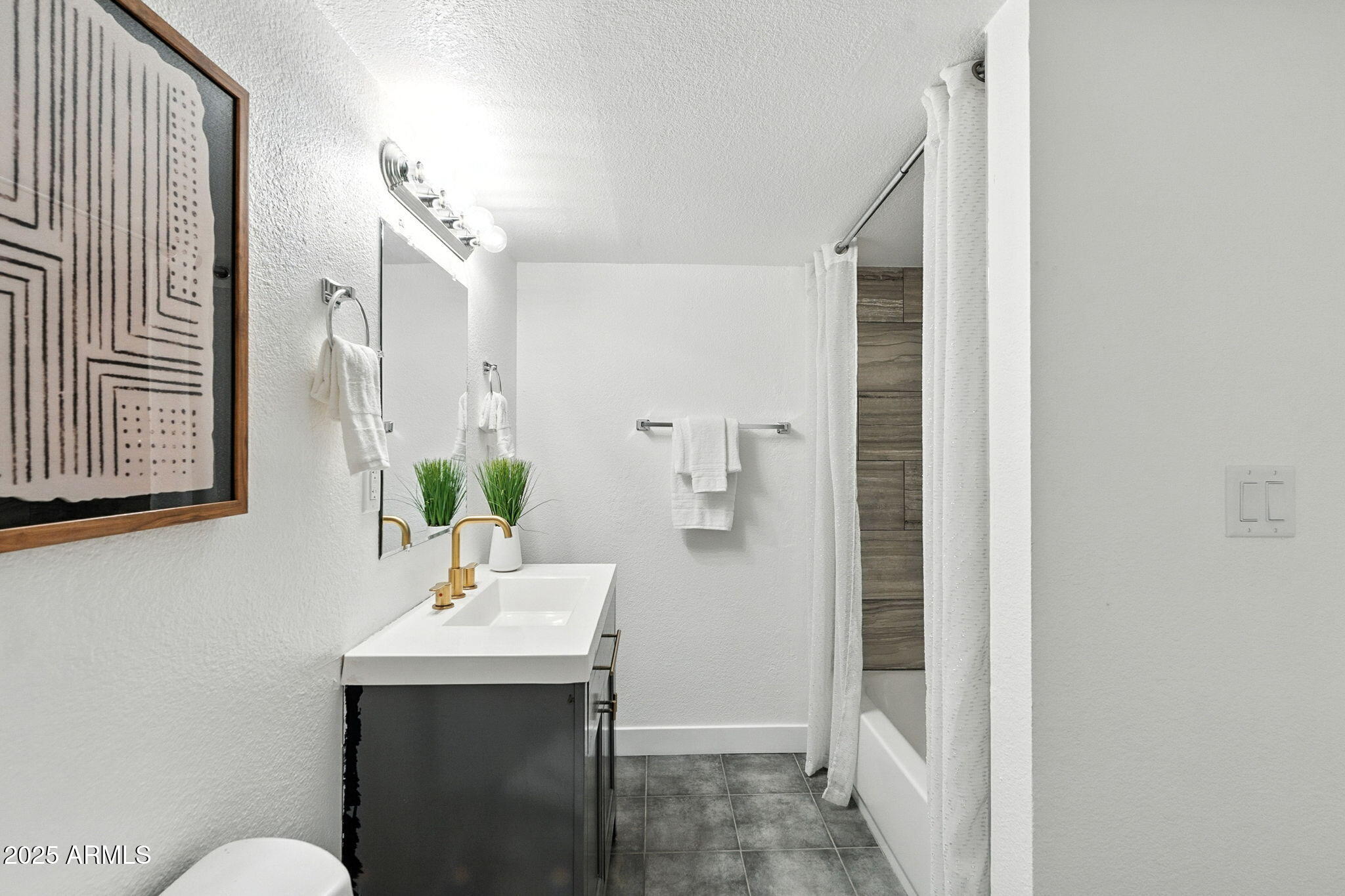 7637 North 7th Avenue Phoenix, AZ 85021 - Photo 40 of 57 a bathroom with a sink and mirror